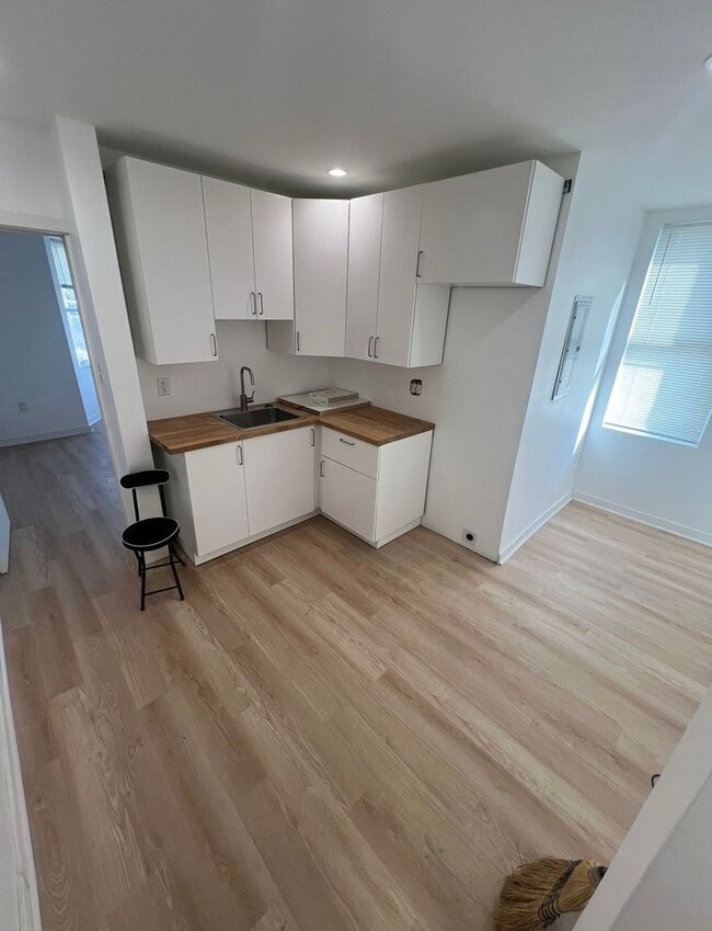 Photo - All Utilities INCLUDED - 6 Rooms for Rent - $450/mo -$800/mo House