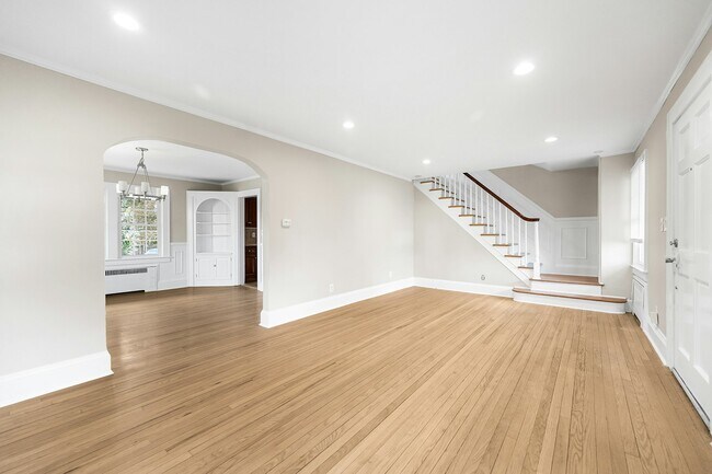 Building Photo - 766 Crescent Parkway