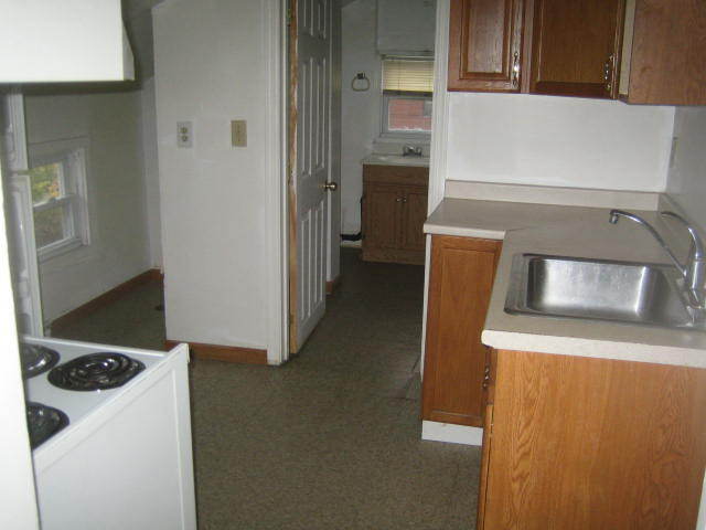 Desde la cocina mirando hacia el baño. - 20 Patch St