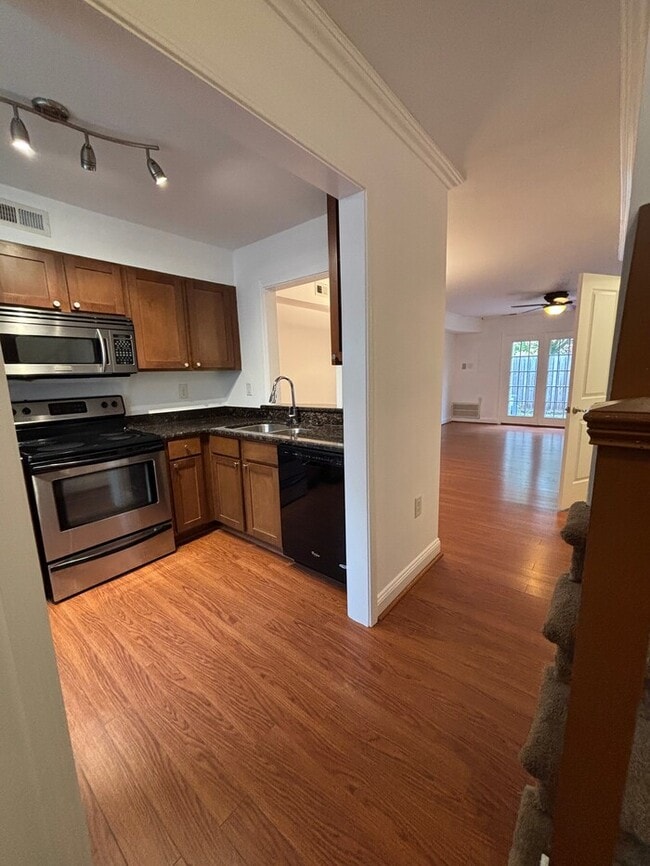 Building Photo - 2 Bedroom Townhome walking distance to Plaza Midwood.