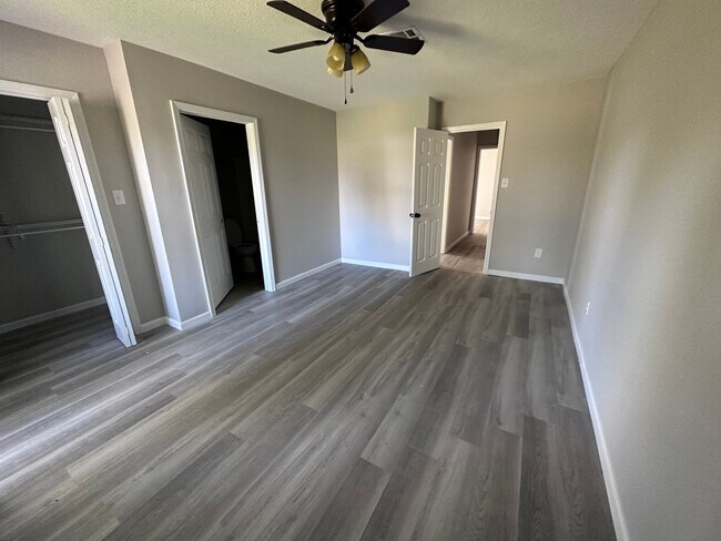 Foto del edificio - Spacious 3/2 available NOW
