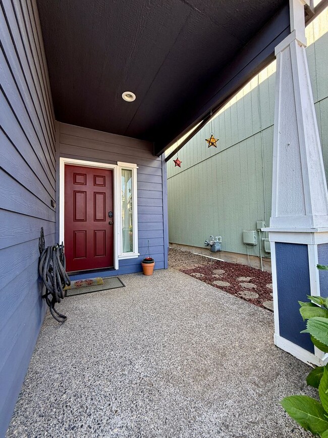 Building Photo - Updated Craftsman on Corner Lot in Aloha~ ...