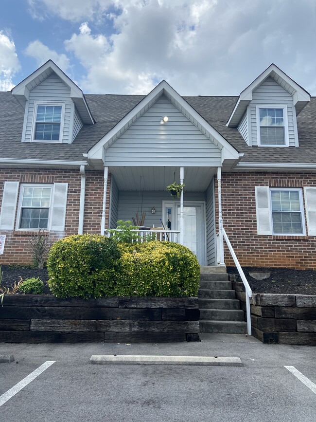 Building Photo - 2121 Silverbrook Dr