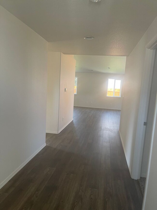 Building Photo - Eugene 3 Bed 2.5 Bath, 2 Story Single Fami...