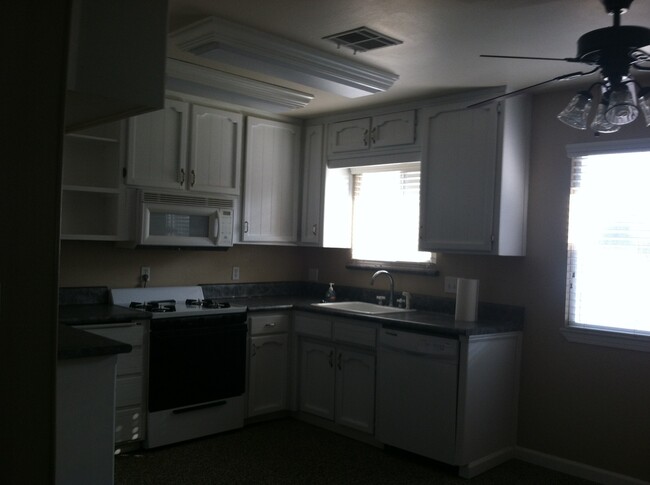 Foto del edificio - 3 Bedroom Home in Northwest Visalia off of...