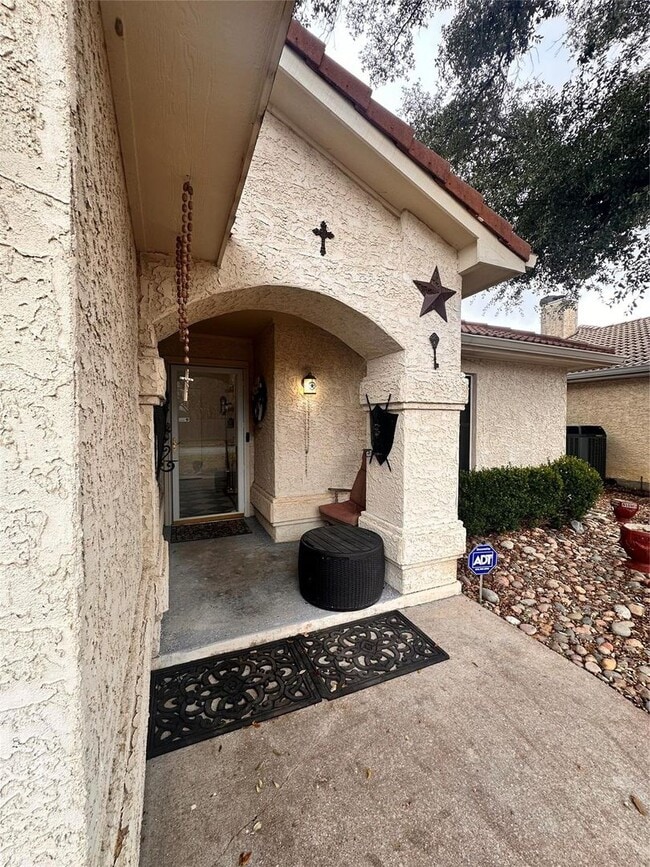 Building Photo - Three Bed Two Bath Home