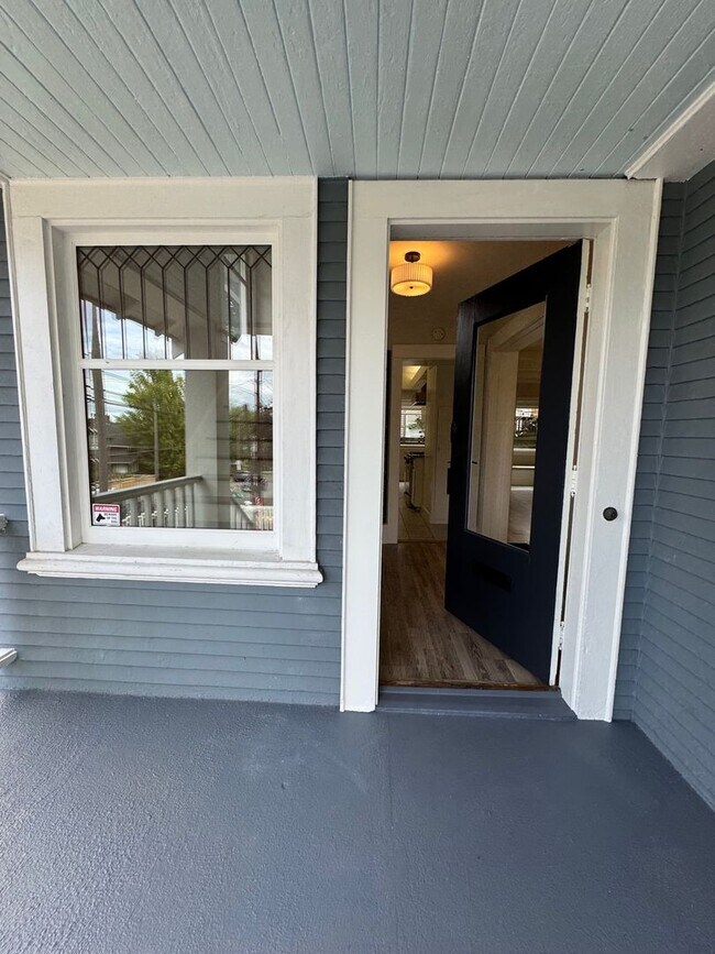 Building Photo - Warm & cozy 5 bed 2.5 bath home in the hea...