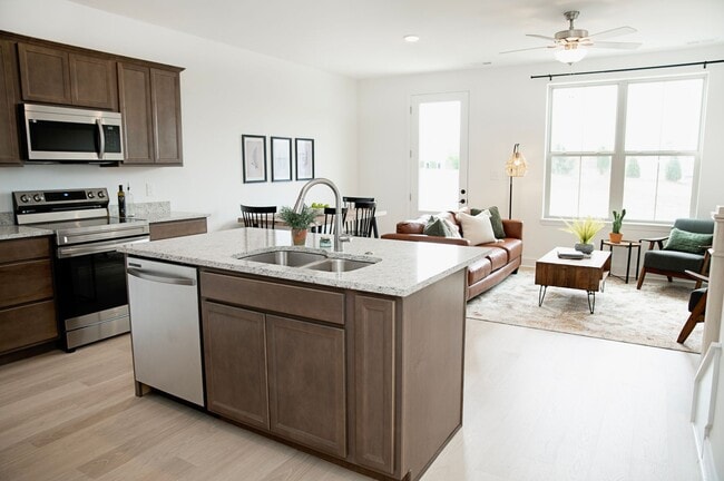 Foto del edificio - Beautiful 3 bd Townhomes Await at Clover Ridge! Washer & Dryer provided