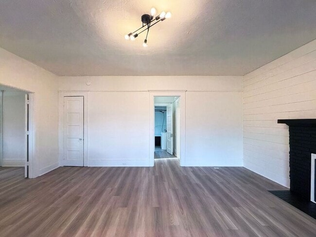 Building Photo - 577 Madison St