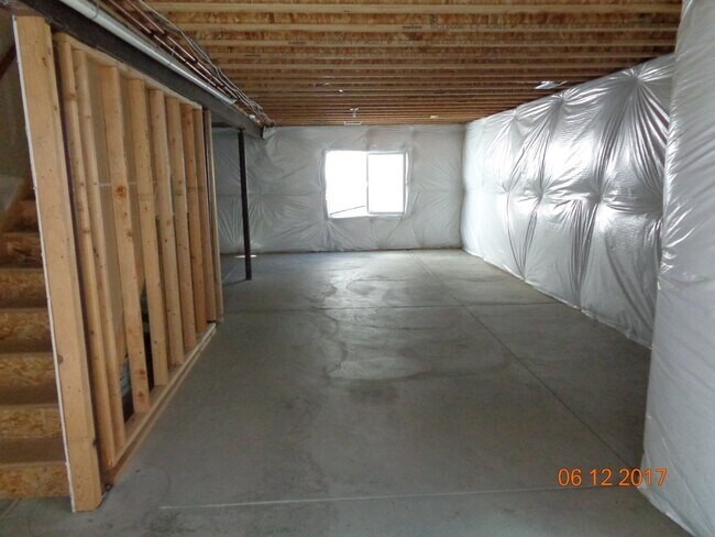Building Photo - Super location close to shopping, schools,...