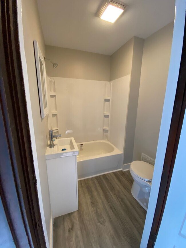 Foto del edificio - 825-827 Carlisle Ave