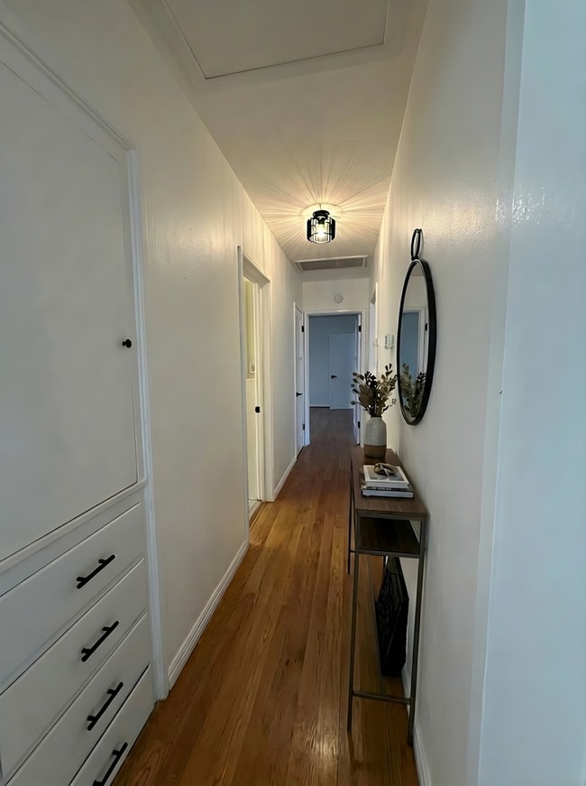 Building Photo - Charming 3Bed 2.5Bath Valley Village