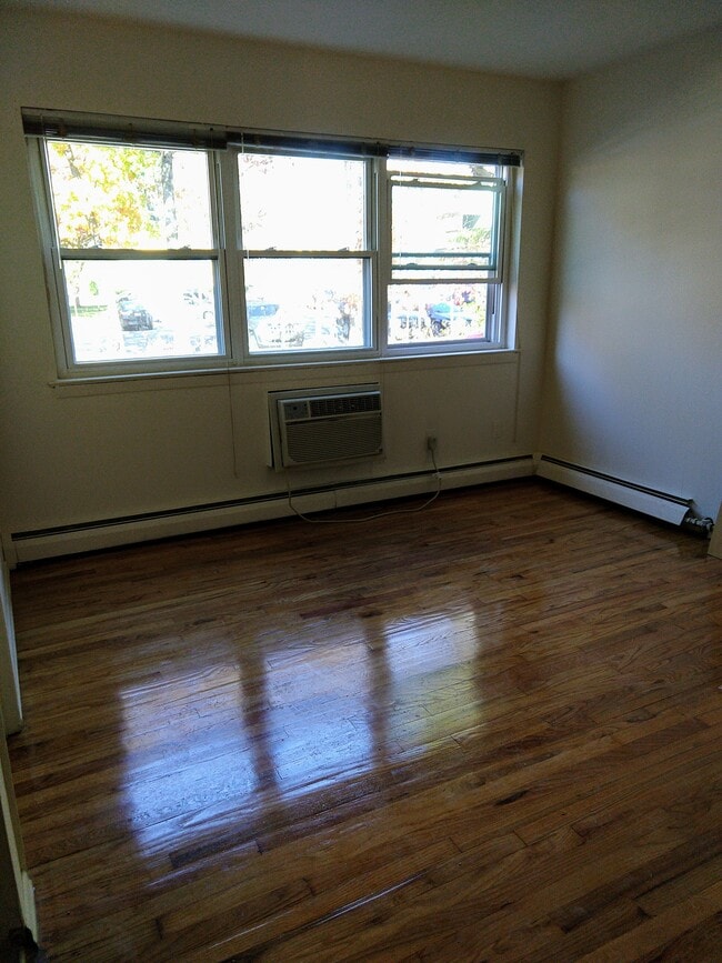 Studio Apt. - 2nd Floor - 1350/month - Rosewood Gardens