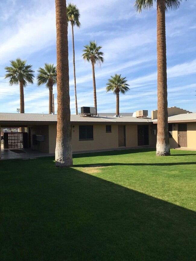 Building Photo - LARGE ONE BED ONE BATH