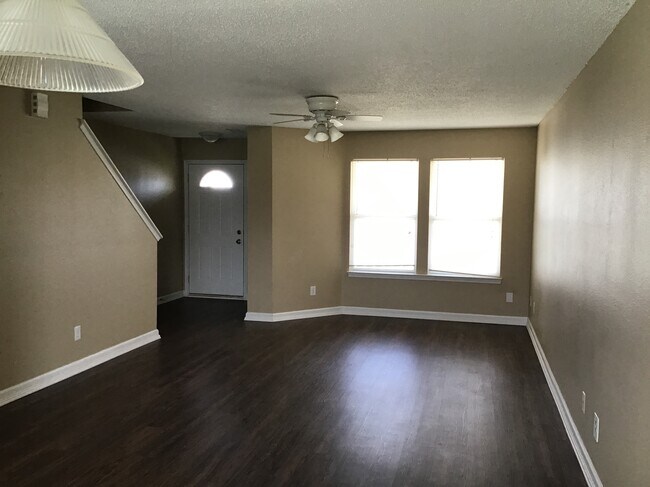 Foto del edificio - 2012 Fullwood Dr