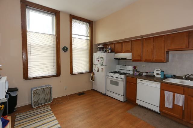 Building Photo - 2057 W Roscoe St