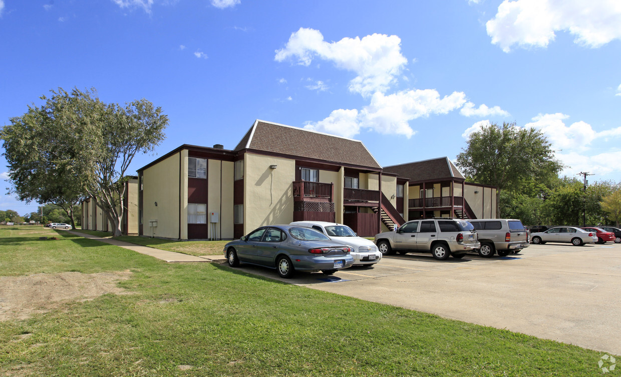 Primary Photo - Parkwood Apartments