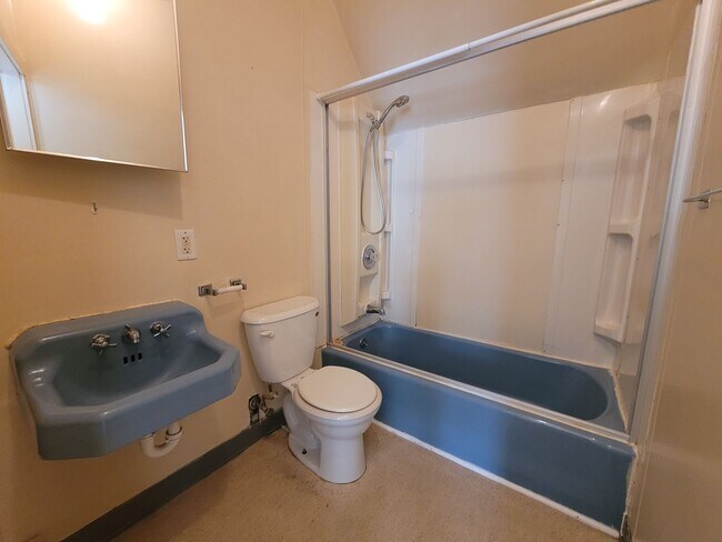 Building Photo - SW 3 bedroom 1 bath duplex with 1 stall ga...