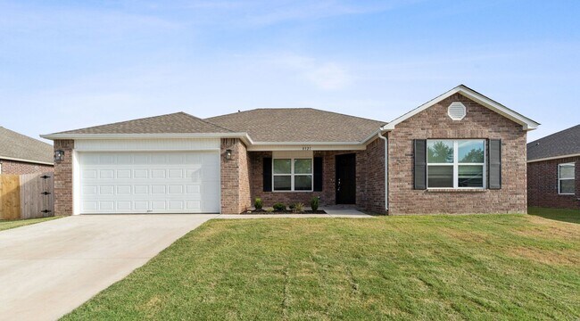 Building Photo - NEW PRICE! MOVE IN READY! 4 bed/ 2 bath at...