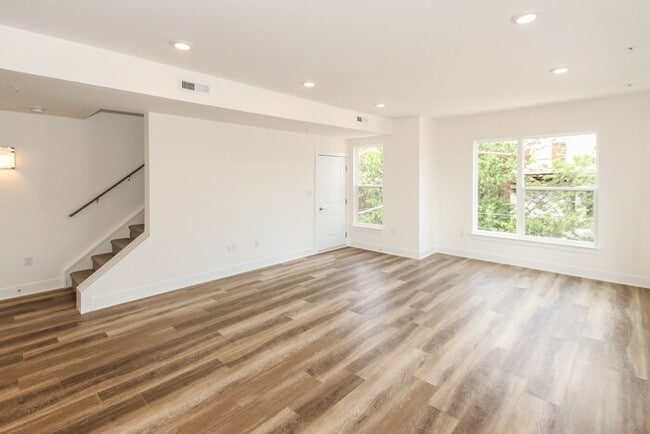 Building Photo - Townhome in Downtown Indianapolis