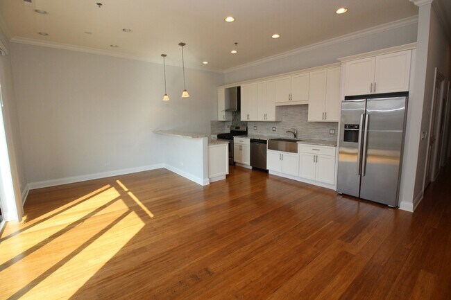 Building Photo - 1609 W Warren Boulevard Unit 404
