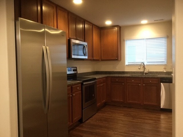 Foto del edificio - 17715 Silver Creek Avenue East