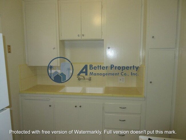 Building Photo - Gated 1 bedroom unit w/ beautiful hardwood...