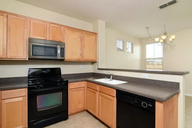 Foto del edificio - Beautiful Condo in Folsom Next to Greenbelt!