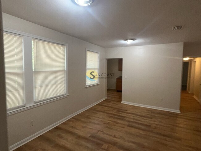 Foto del edificio - 7959 Concord Blvd W