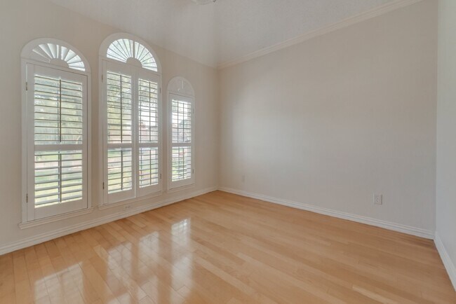 Foto del edificio - Beautiful 3-2 on unbelievable corner lot w...