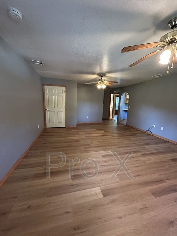 Foto del edificio - 1107 E 7th St