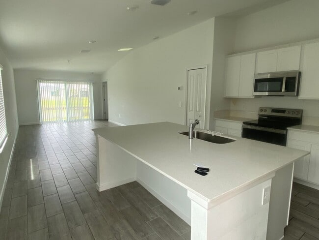 Building Photo - 3 BED 2 BATH SINGLE STORY 3/2 HOME.