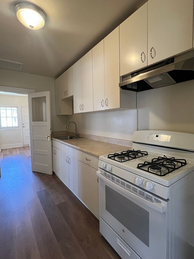 Building Photo - DARLING UPDATED 2 BED APT IN DOWNTOWN SACRAMENTO!!