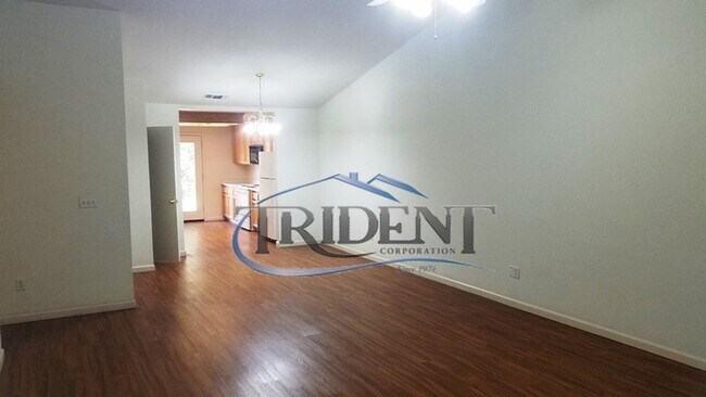 Building Photo - 3 bedroom, 2 bath Duplex/half-plex