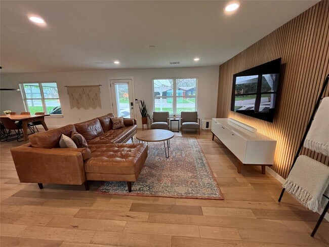 Foto del edificio - 6216 Brookside Dr