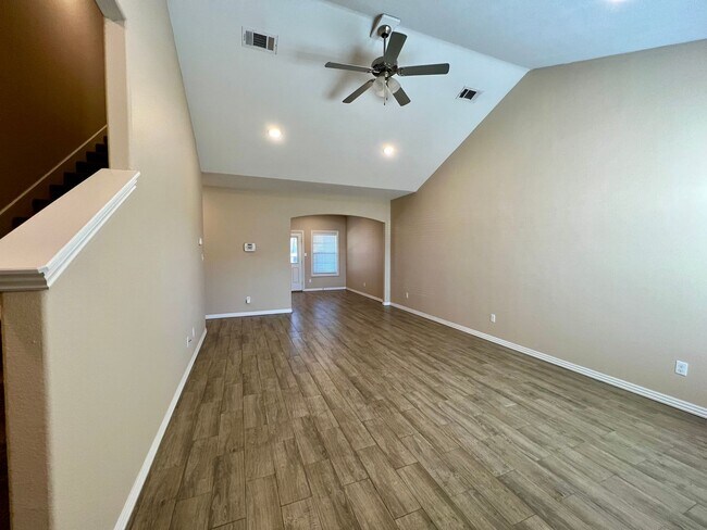 Building Photo - 3B/2.5B Spacious Townhome with Fenced Back...