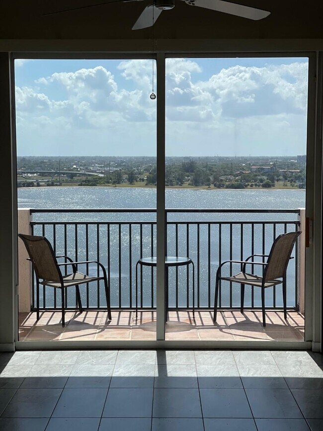Foto del edificio - 616 Clearwater Park Rd