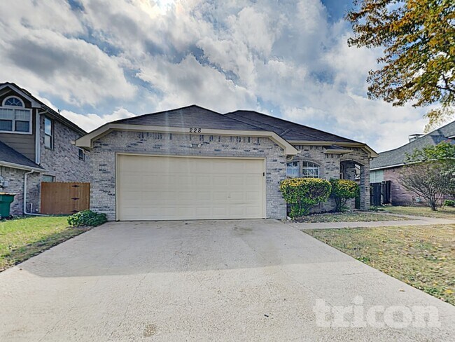 Building Photo - 228 Willow Creek Dr