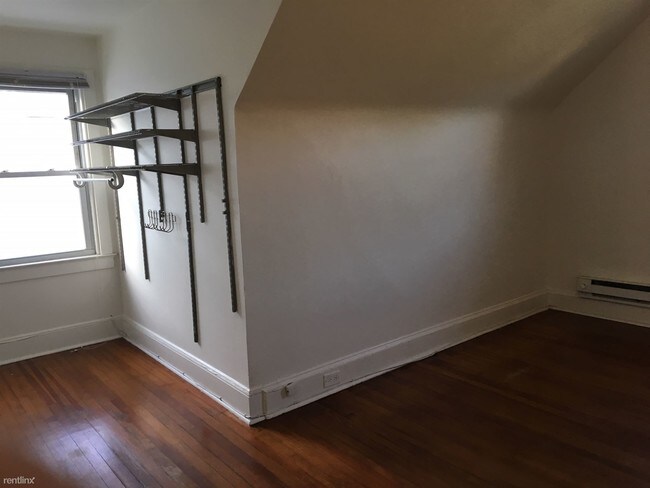 Building Photo - 2 br, 1 bath Triplex - 6 Putnam Ave