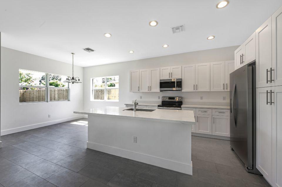 Building Photo - 6388 Tenor