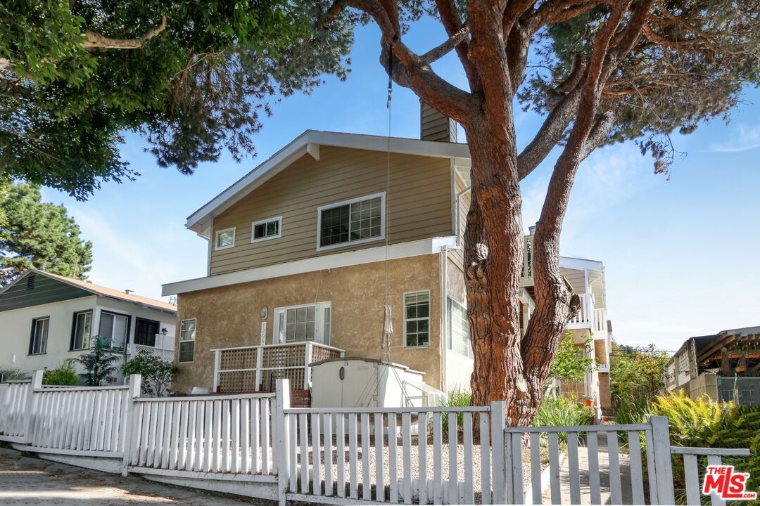 Primary Photo - 1204 Bay St