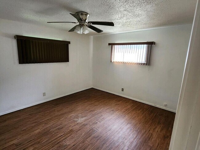 Building Photo - 208 Southview Dr