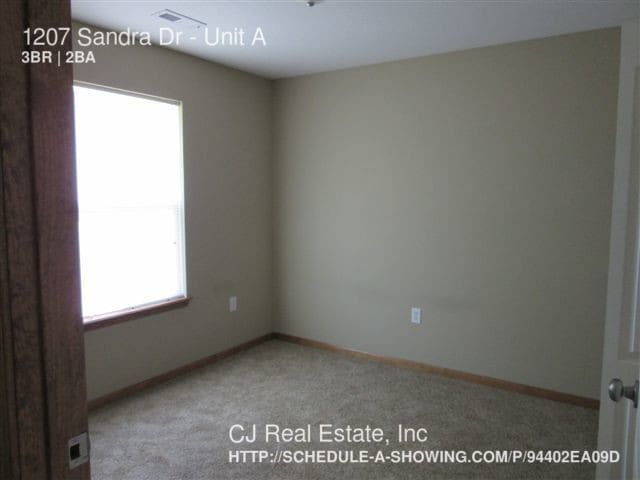 Building Photo - 1207 Sandra Ave