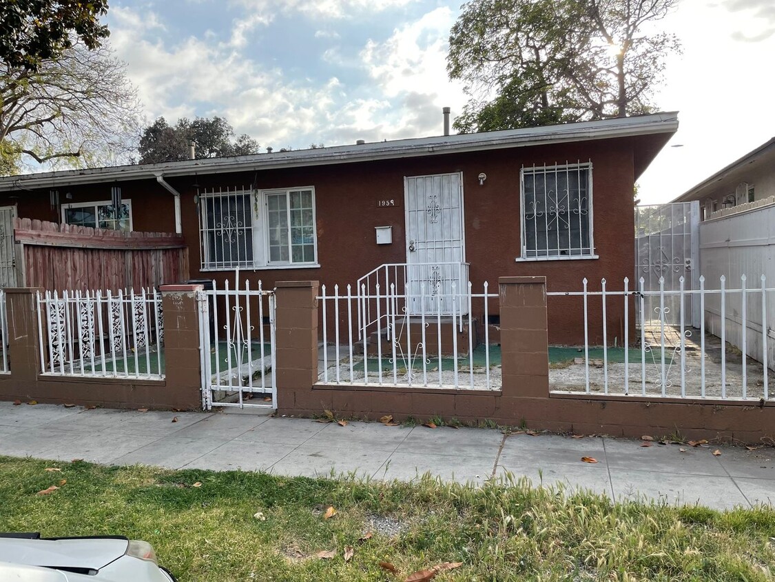 Foto principal - Charming 3BR Duplex in Long Beach. Quiet n...