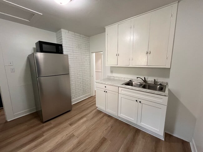 Building Photo - 2 Bedroom 1 Bath House Available to Rent f...