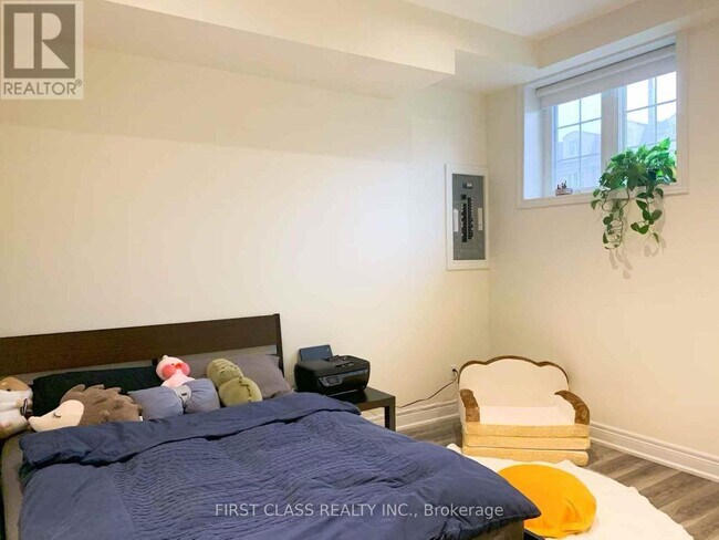 Photo du bâtiment - 132D Finch Ave E