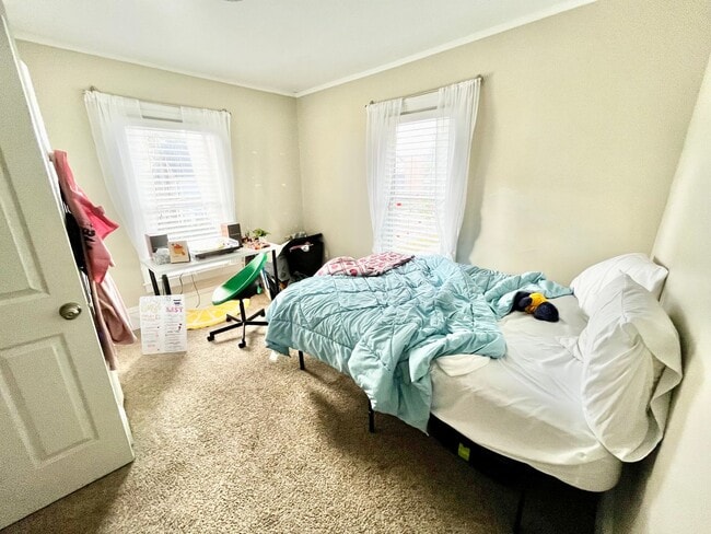 Building Photo - Varsity Management