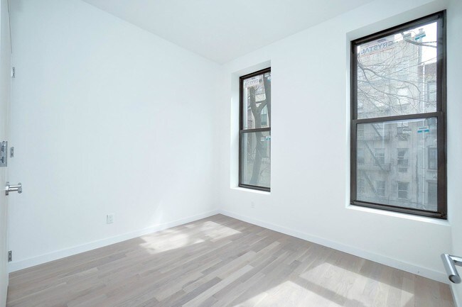 Foto del edificio - 164 E 105th St