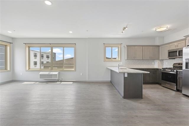 Building Photo - 576 56th St