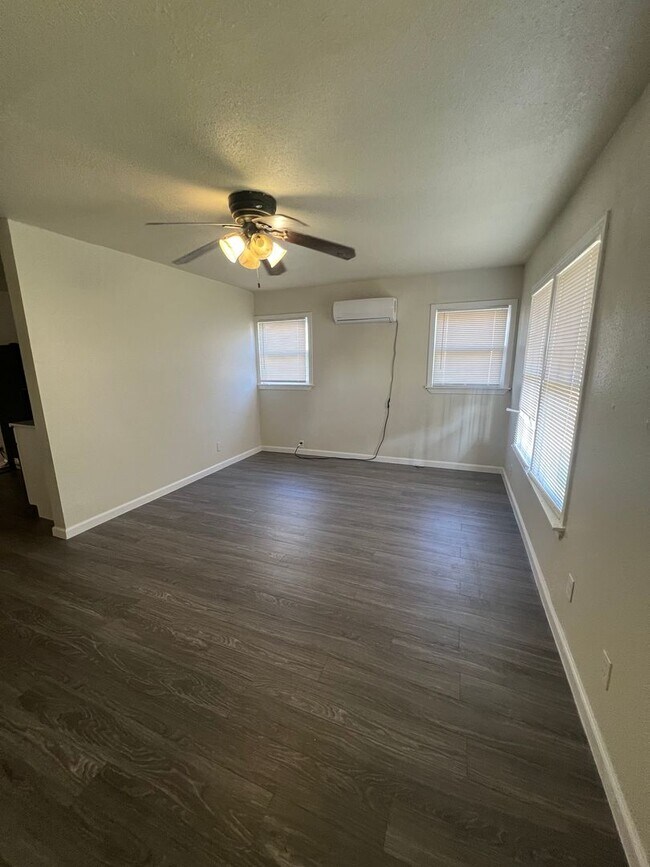 Building Photo - Springview 2 bedroom, 1 bath